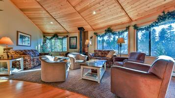 Smart-TV, peis, bordtennis og bøker