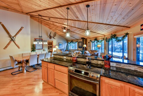 COZY, 3500 sf w/ lots of Trees, 5 big bedrooms, 3 baths, 4 miles to Winter Park