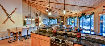 COZY, 3500 sf w/ lots of Trees, 5 big bedrooms, 3 baths, 4 miles to Winter Park
