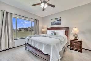 4 Schlafzimmer, Schreibtisch, Bügeleisen/Bügelbrett, Reisekinderbett