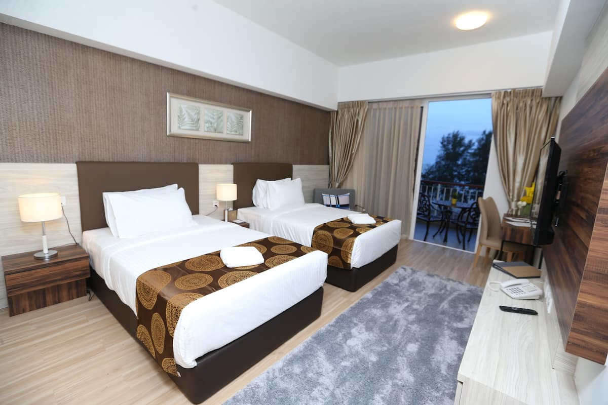 Deluxe Twin Room | In-room safe, desk, laptop workspace, blackout curtains