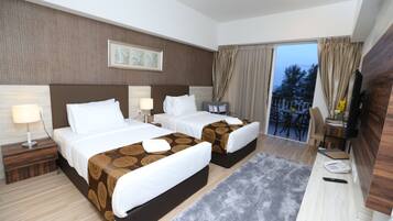 Deluxe Twin Room | In-room safe, desk, laptop workspace, blackout drapes