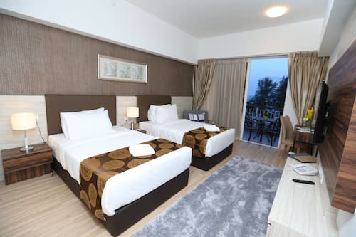 Chambre Deluxe avec lits jumeaux | Coffre-fort, bureau, espace de travail pour ordinateurs portables