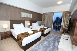 Deluxe Twin Room | In-room safe, desk, laptop workspace, blackout drapes