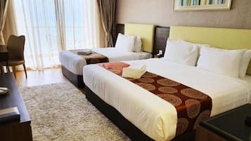 Peti besi dalam bilik, meja, ruang kerja komputer riba
