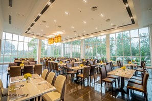 2 restaurantes; se sirve desayuno, almuerzo y cena; cocina internacional