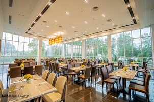 2 restaurants, breakfast, lunch, dinner served; international cuisine