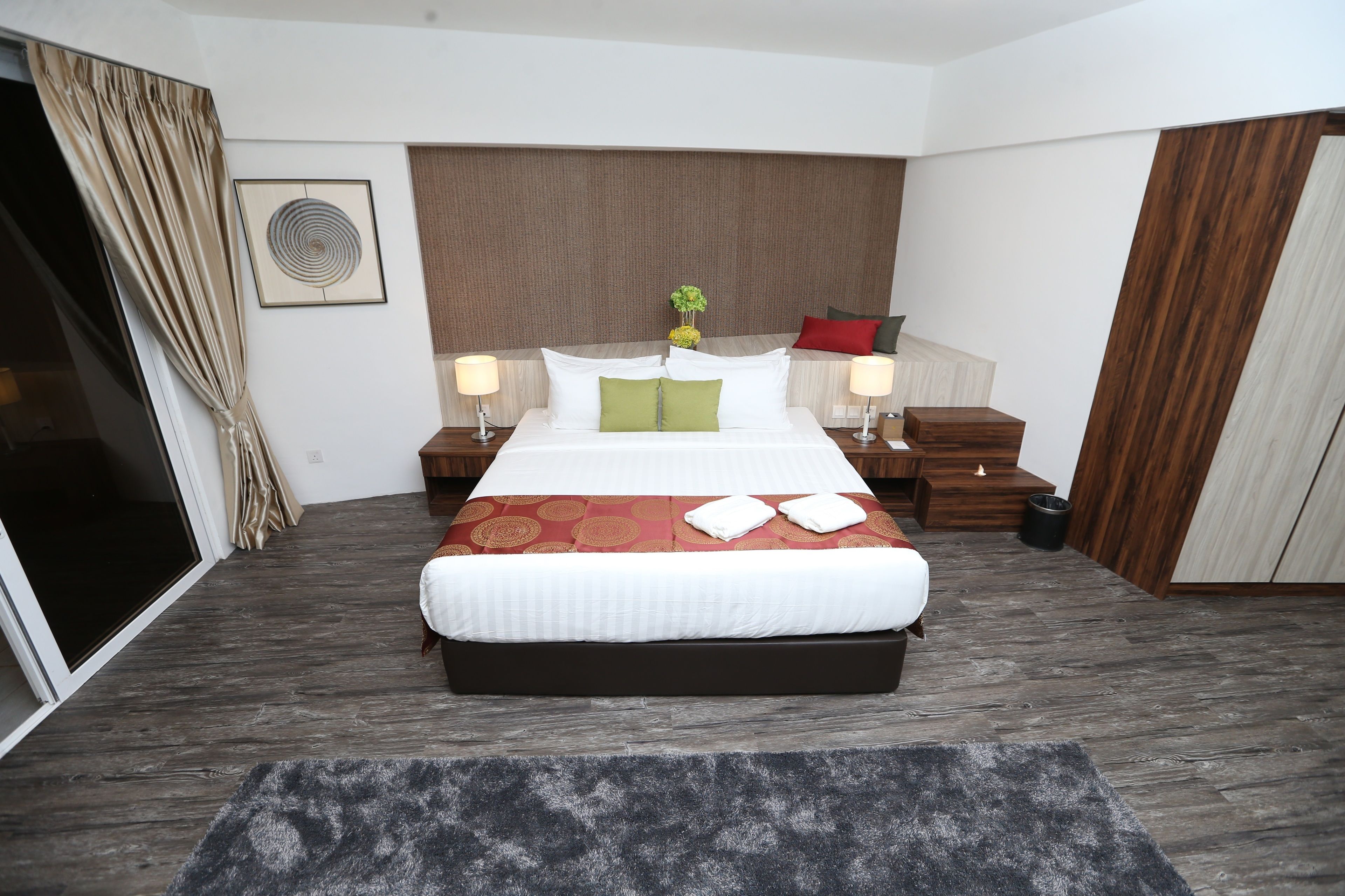 Grand Deluxe King | In-room safe, desk, laptop workspace, blackout drapes