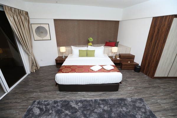 Grand Deluxe King | In-room safe, desk, laptop workspace, blackout drapes