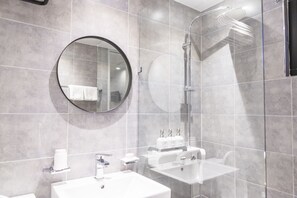 Standardzimmer | Badezimmer | Dusche, kostenlose Toilettenartikel, Haartrockner, Handtücher