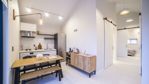 Une cuisine moderne avec une table en bois, un banc et un meuble de rangement en bois intégré.