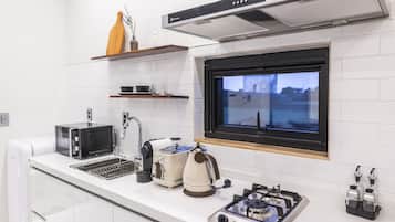 Chambre Standard | Coin cuisine privé | Réfrigérateur, micro-ondes, plaque de cuisson, cafetière/bouilloire