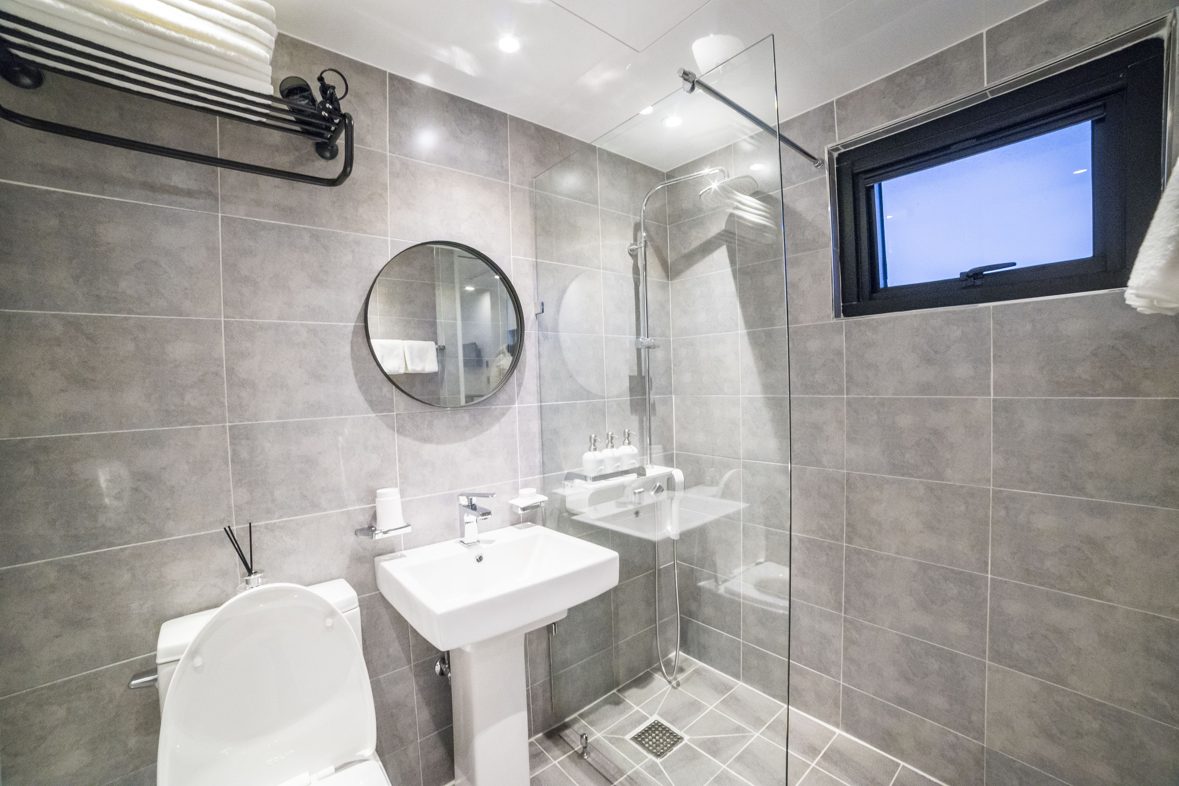 Standardzimmer | Badezimmer | Dusche, kostenlose Toilettenartikel, Haartrockner, Handtücher