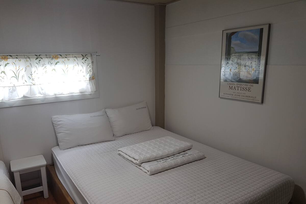 Room, 2 Bedrooms (103 Luxo) | Dihias secara berasingan, dilengkapkan perabot secara berasingan