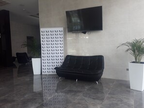 Lobby sitting area - Mr Hotel (Yumbo)