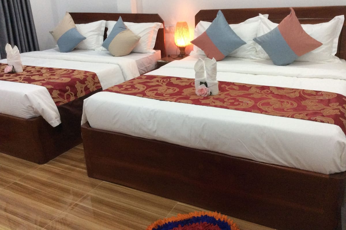 Bộ đồ giường cao cấp, chăn bông, minibar, bàn