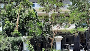 A traditional building with a tiled roof and a gated entrance. - Realkhom Homestay (Siem Reap)