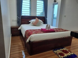 Phòng đôi Deluxe, ban công | Bộ đồ giường cao cấp, chăn bông, minibar, bàn 