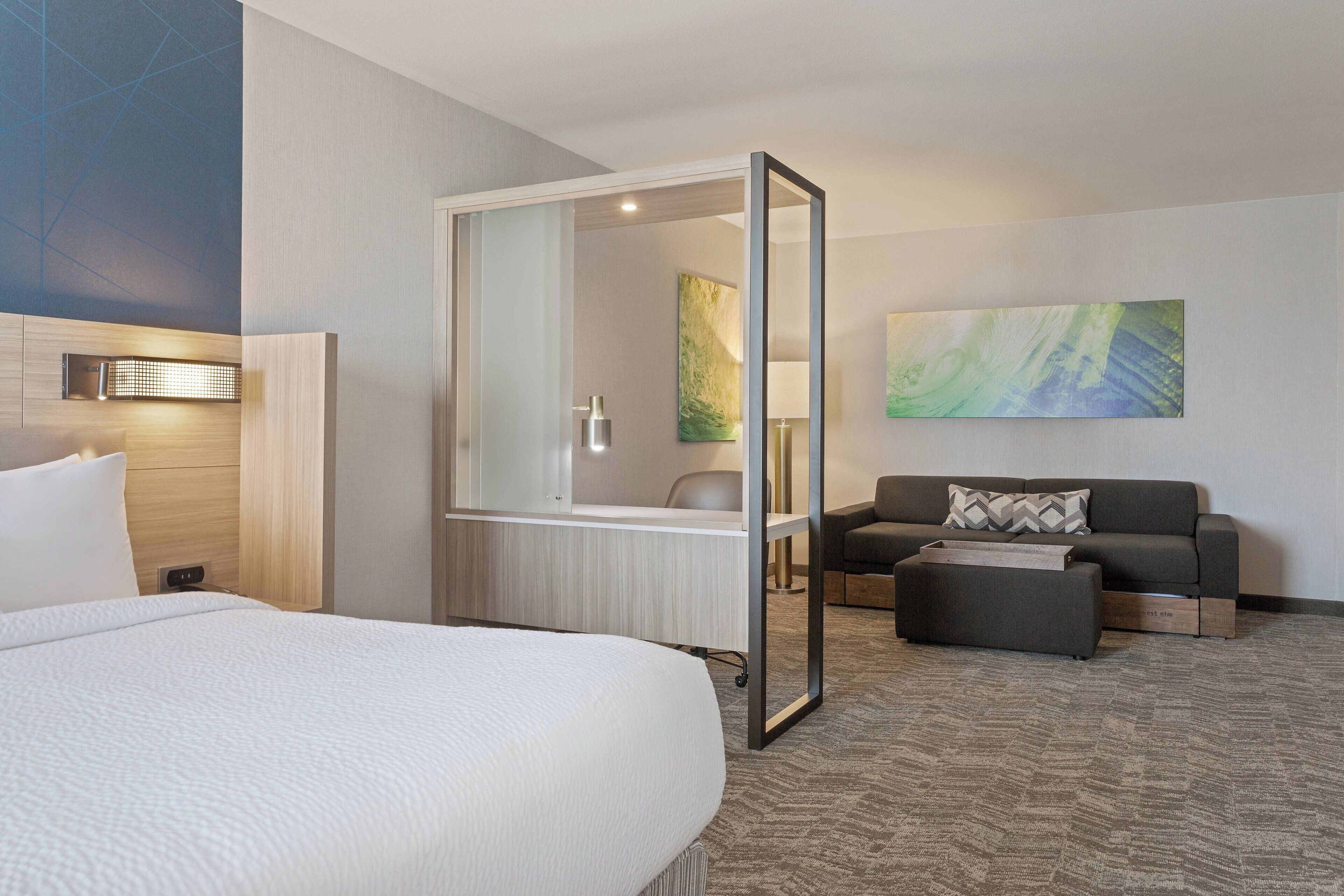 مكتب ومكواة/لوح كي وأسرّة أطفال/رضّع (مجانًا) وواي فاي مجانًا