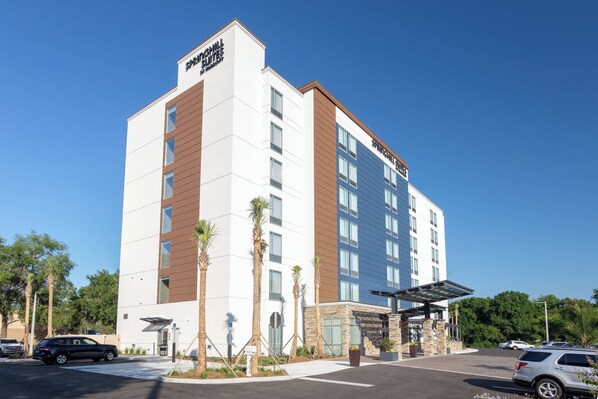 A modern hotel with a white and brown facade, multiple floors, and a covered entrance area. - SpringHill Suites by Marriott Ocala (Ocala)