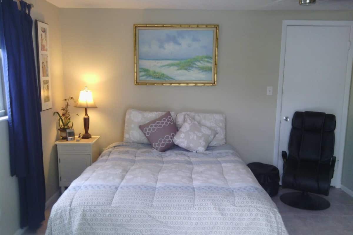 Two Miles to Siesta Key | Blackout drapes, free WiFi, bed sheets