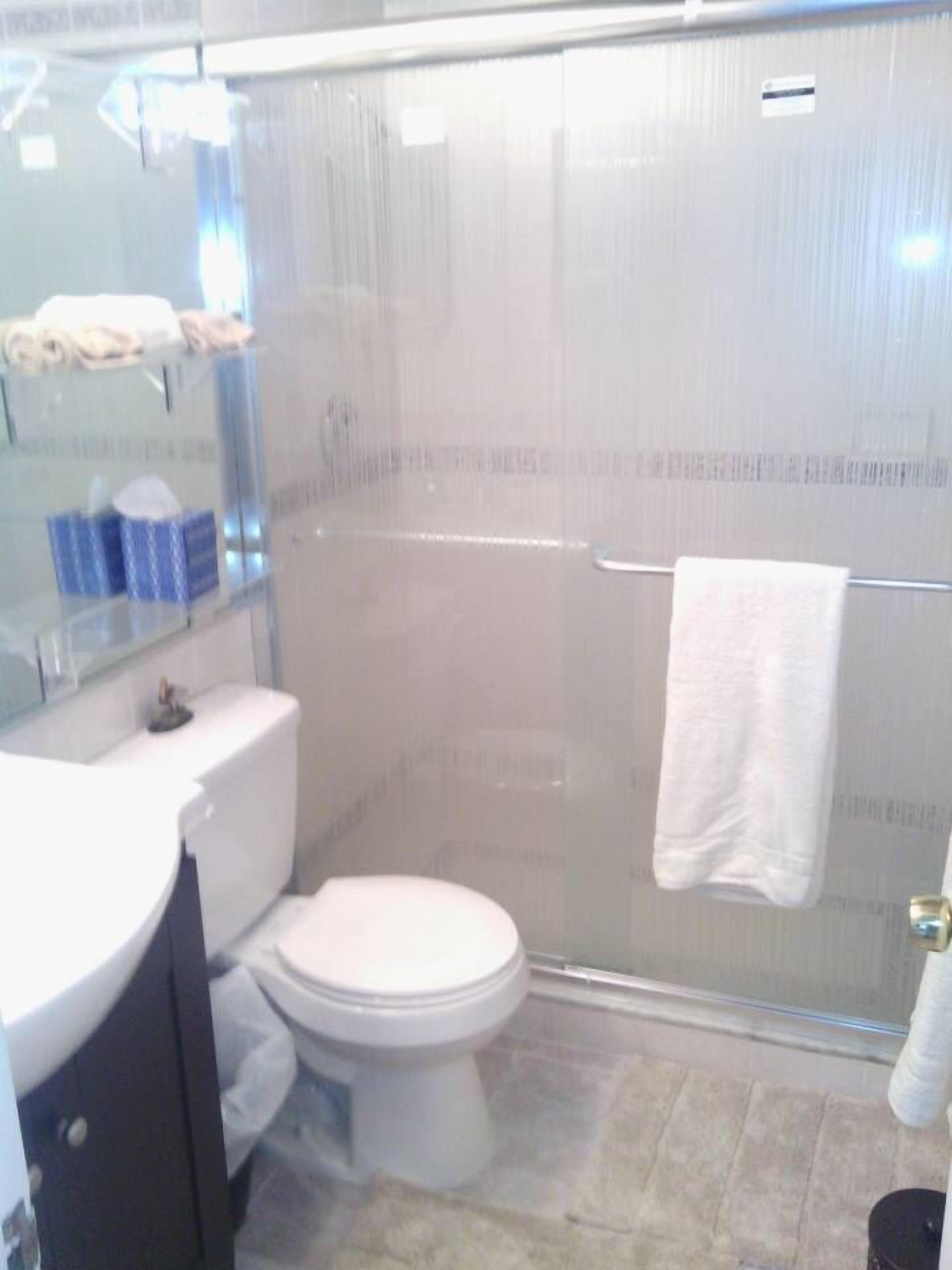 Suite Comfort, 1 Tempat Tidur Queen, Bebas Asap Rokok | Kamar mandi | Perlengkapan mandi gratis, pengering rambut,  dan handuk