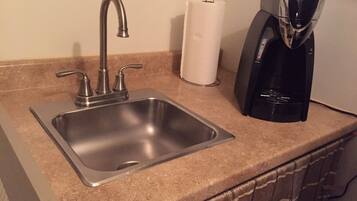 Lemari es, microwave, mesin espresso, dan mesin pembuat kopi/teh