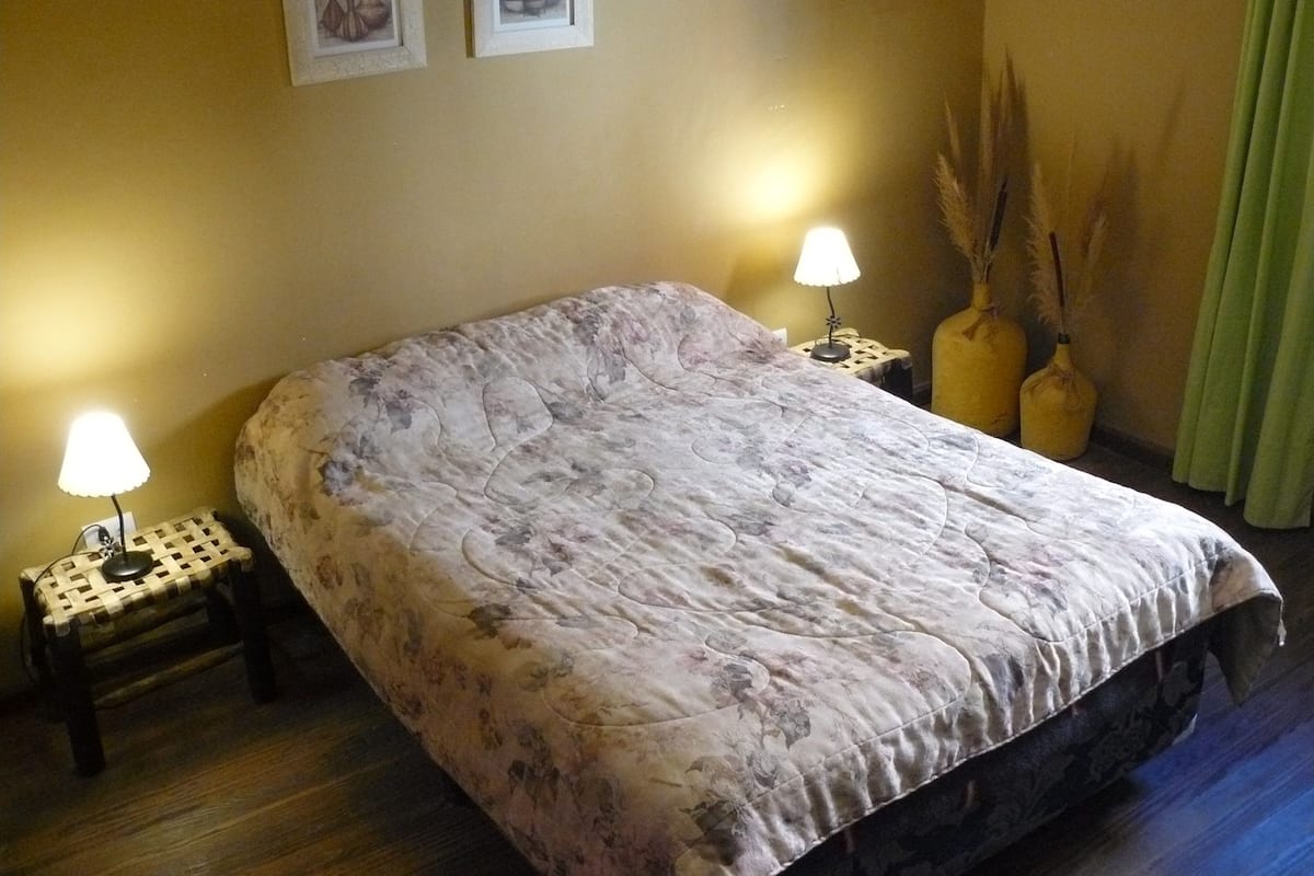 Kamar Double Standar, Bebas Asap Rokok, kamar mandi pribadi | Seprai premium, brankas, tirai kedap cahaya, dan Wi-Fi gratis