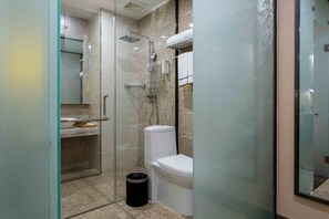 Habitación exclusiva doble (Mainland Chinese Citizen Only) | Baño | Ducha, artículos de higiene personal gratuitos y zapatillas