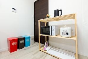 Private kitchenette - Mikazuki House Teradacho (Osaka)