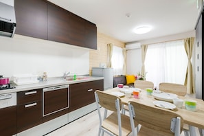 In-room dining - Mikazuki House Teradacho (Osaka)