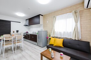 Private Vacation Home | Living room | Flat-screen TV