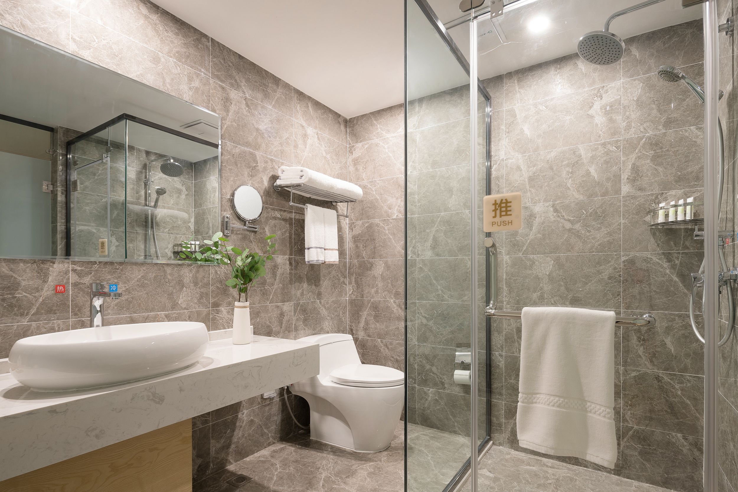 Kamar Double untuk 1 Orang | Kamar mandi | Shower, perlengkapan mandi gratis,  dan sandal