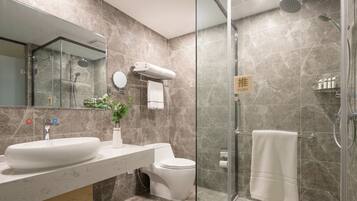 Kamar Double untuk 1 Orang | Kamar mandi | Shower, perlengkapan mandi gratis, dan sandal