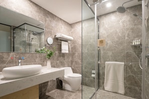 Family Twin Room | Bathroom | Shower, free toiletries, slippers - Floral Hotel Chongqing Yueyeyan (Chongqing)