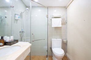 Douche, articles de toilette gratuits, sèche-cheveux