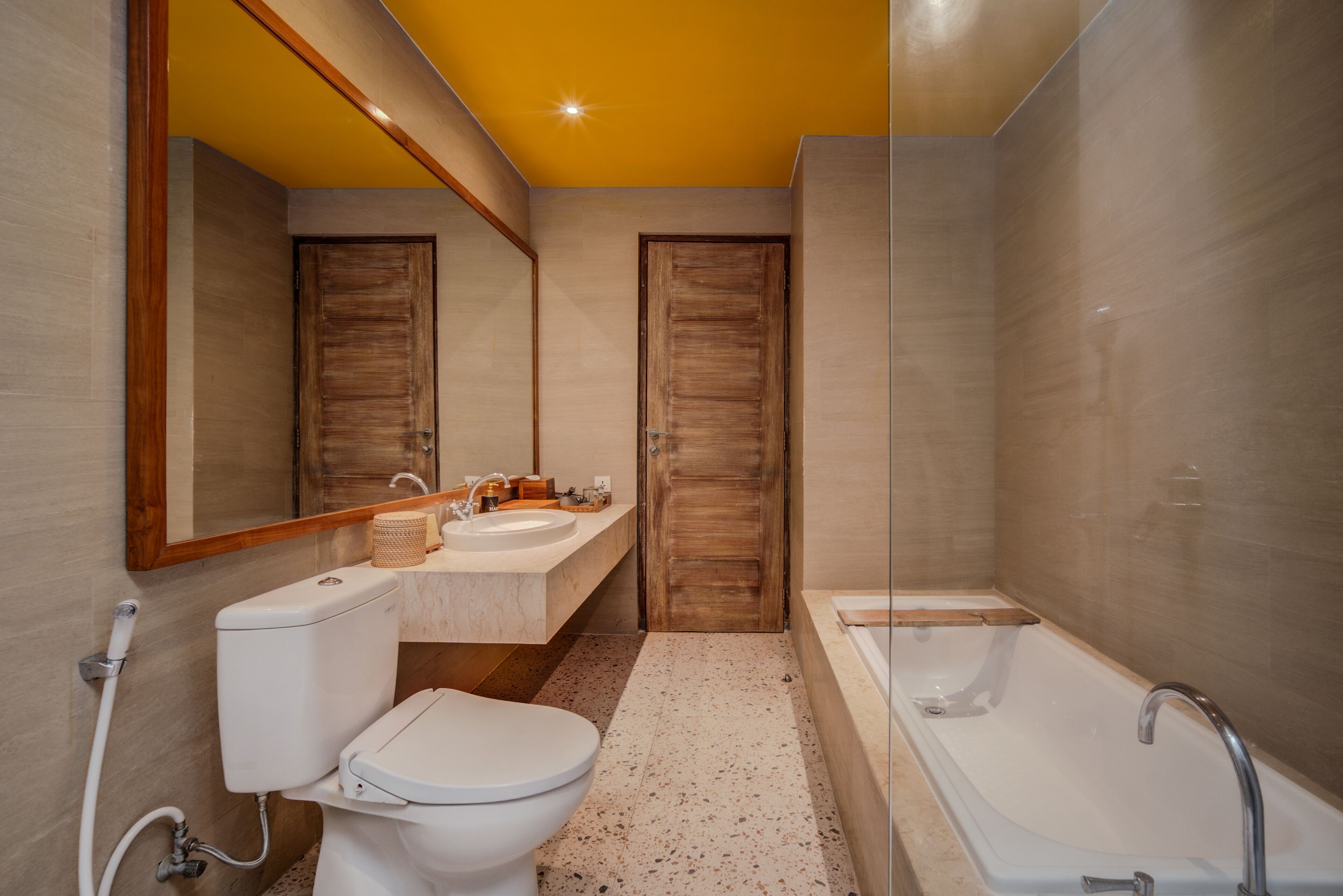Une salle de bain moderne équipée de toilettes, d’un lavabo et d’une baignoire.