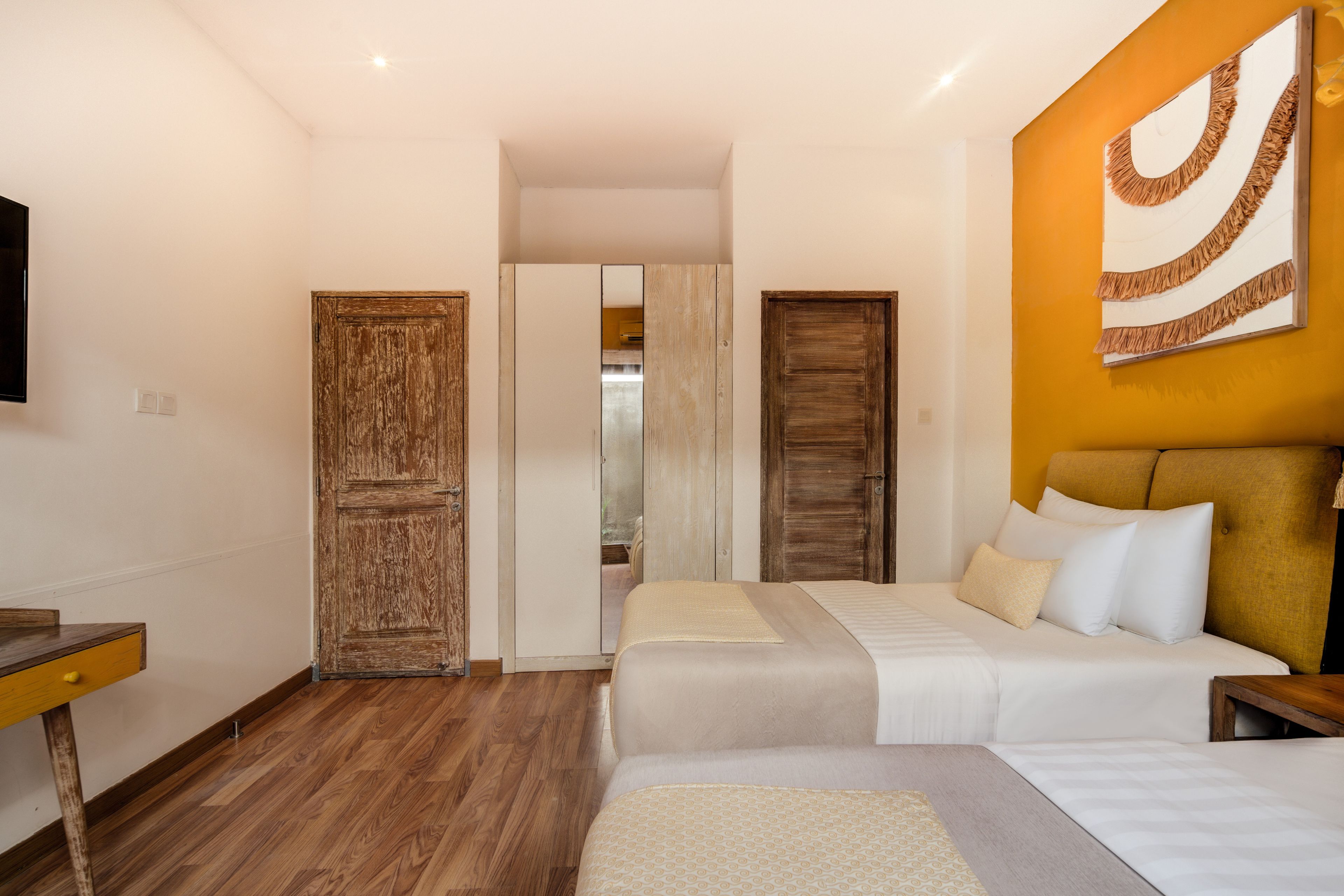 Une chambre d’hôtel avec un lit, un bureau et une armoire.