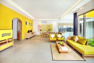 Royal 3 Bedroom Villa with Private Pool & Waterslide | Zona de estar | Televisión LED de 50 pulgadas con canales digitales, Netflix