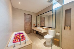 Bañera y ducha independientes, bañera profunda