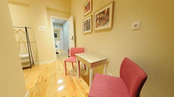 Decoración personalizada, muebles diferentes y cortinas blackout