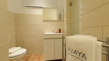 Chambre Double ou avec lits jumeaux (Cabo Verde) | Salle de bain | Douche, articles de toilette gratuits, sèche-cheveux