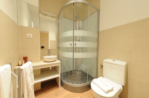 Habitación cuádruple, balcón (India) | Baño | Ducha, artículos de higiene personal gratuitos y secador de pelo