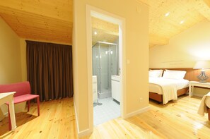 Superior Triple Room (Timor) | Individually decorated, individually furnished, blackout curtains - Naya - Downtown Guesthouse (Porto)