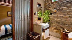 Honeymoon Deluxe Queen Room | Free WiFi