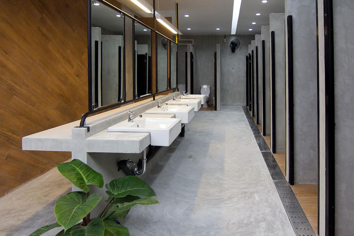 Een douche, gratis toiletartikelen, een haardroger, handdoeken