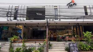 Um edifício moderno com uma placa que diz "Tan Hotel & Cafe".