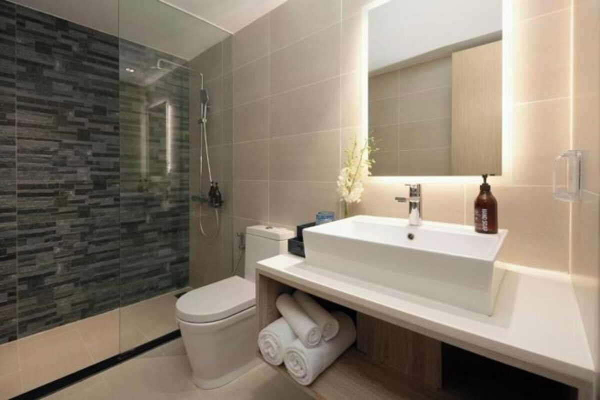 Shower, free toiletries, hair dryer, slippers