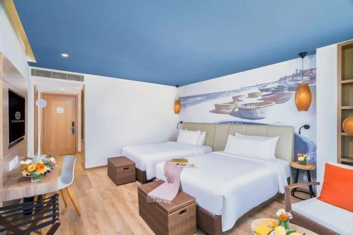 In-room safe, desk, laptop workspace, soundproofing