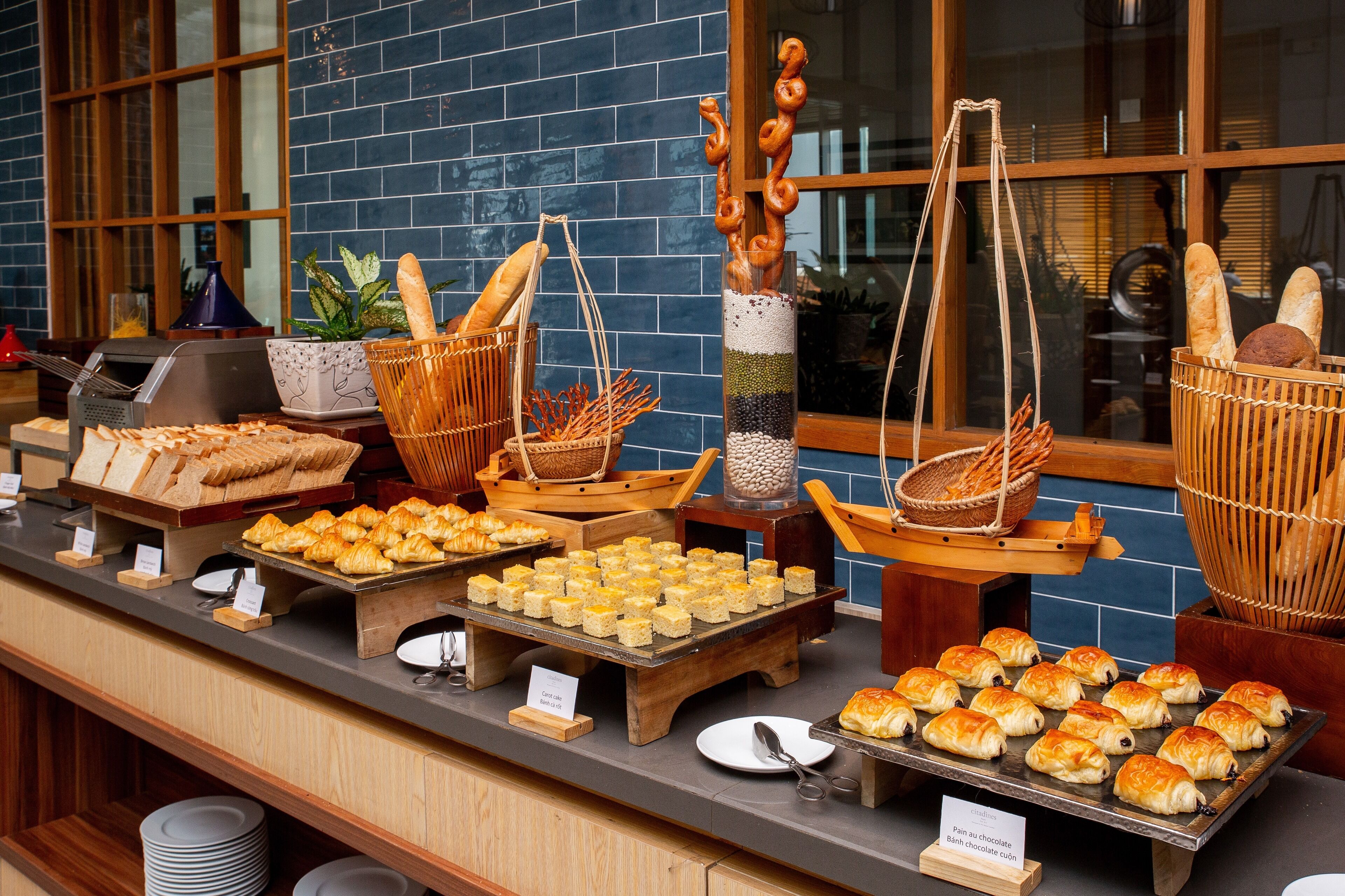 Café da manhã com buffet grátis todos os dias